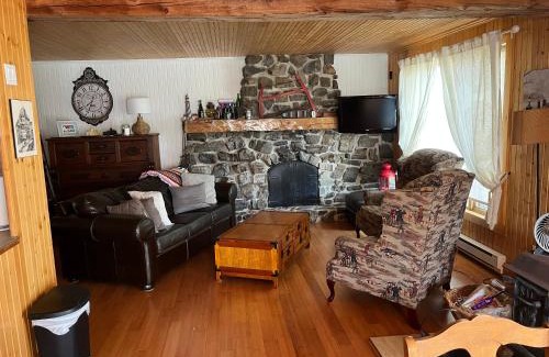 St-Francois-de-l'Ile-d'Orleans Chalet De Ski | La Maison Jaune