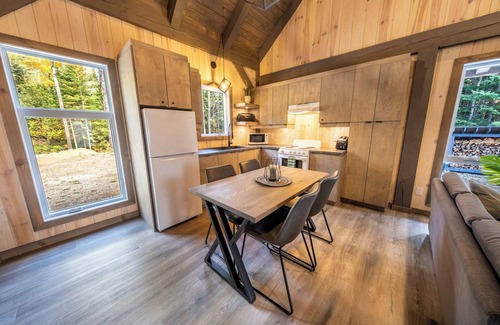 Sainte-Euphemie-sur-Riviere-du-Sud Chalet De Ski | Chalet des Pins Rouge - Spa