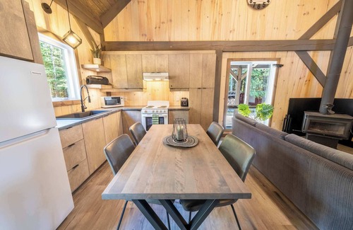Sainte-Euphemie-sur-Riviere-du-Sud Chalet De Ski | Chalet des Pins Rouge - Spa