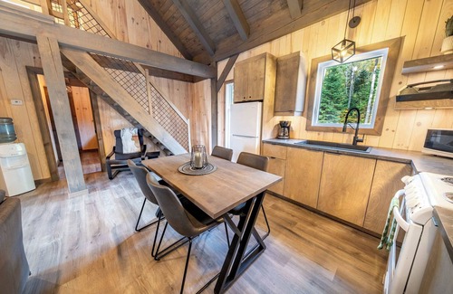 Sainte-Euphemie-sur-Riviere-du-Sud Chalet De Ski | Chalet des Pins Rouge - Spa