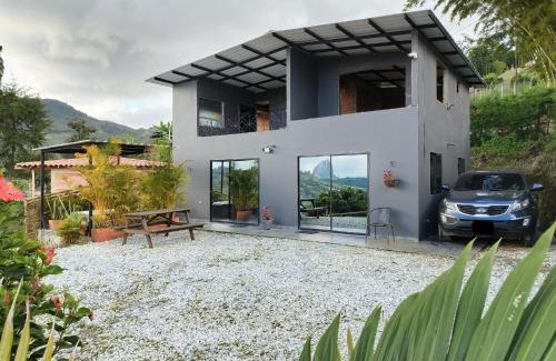 Guatape Maison | Cabaña el mirador azul