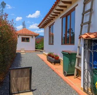 Villa de Leyva Maison | Cabaña familiar con 3 dormitorios y baños privados