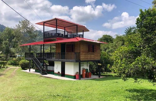 San Francisco Chalet De Ski | Cabaña tipo glamping en finca cafetera con zonas verdes, avistamiento de aves, paisaje cafetero