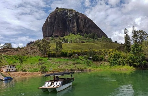 Guatape Cabine | Cabañas en Guatape con Vista Hacia La Piedra del Peñol