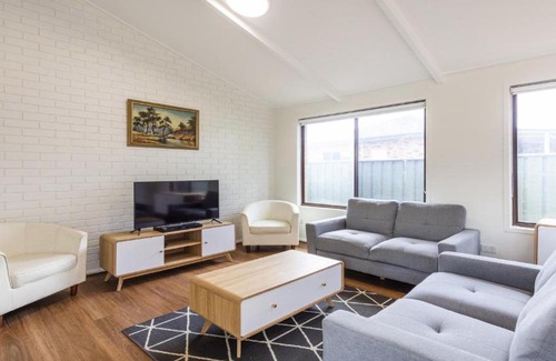 Yamba Maison | Cabana Feliz Yamba, Pet Friendly Cottage