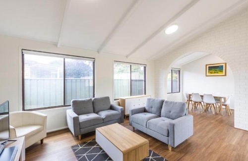 Yamba Maison | Cabana Feliz Yamba, Pet Friendly Cottage