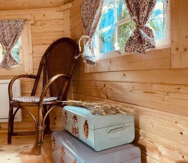 Vernoux-en-Gatine Maison | Cabane dans un jardin arboré