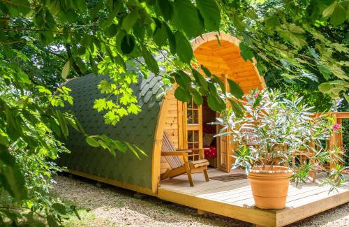 Asnieres sur Vegre Chalet De Ski | Cabane en bois avec bain nordique