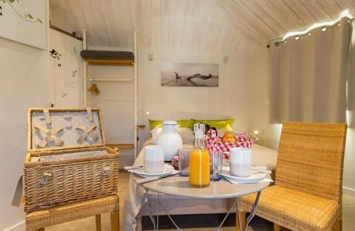 Port-Saint-Pere Lit Et Petit-Déjeuner | Cabane perchée avec lit king-size, salle d'eau, kitchenette, TV, Wi-Fi et petit-déjeuner inclus - FR-1-306-1237