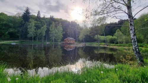 Saint-Martin-du-Puy Chalet De Ski | Cabane pilotis sur étang, au lac de Chaumeçon