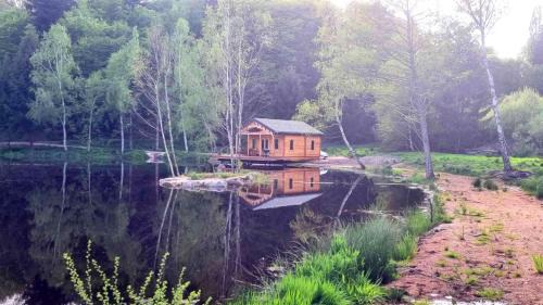 Saint-Martin-du-Puy Chalet De Ski | Cabane pilotis sur étang, au lac de Chaumeçon