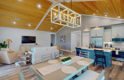 Waverly Maison | CABIN #1 AT SANCTUARY COVE