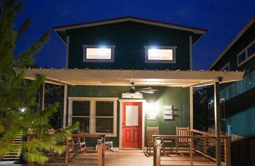 Bridgeport Cabine | New Modern Lux Cabin, Hot Tub, FirePit, Games