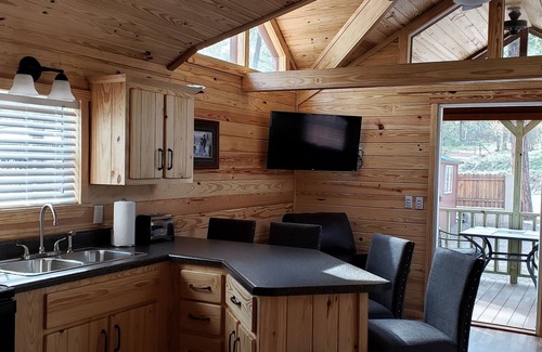 Christopher Creek Cabine | La cabine # 10 est l'une de nos nouvelles cabines loft!