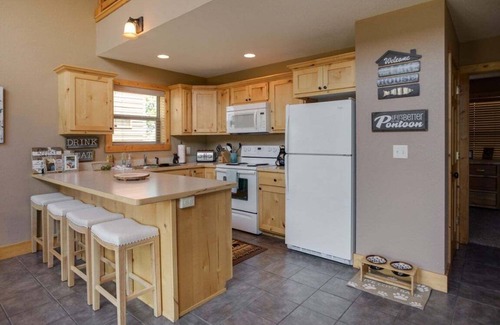 Walker Cabine | Cabin 108 - Pet Friendly/ Closed Loft/ Modern, Clean, Comfortable