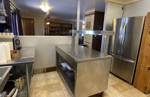 Cedaredge Appartement | Fireplace Apartment with Commercial Kitchen at The Cedaredge Lodge