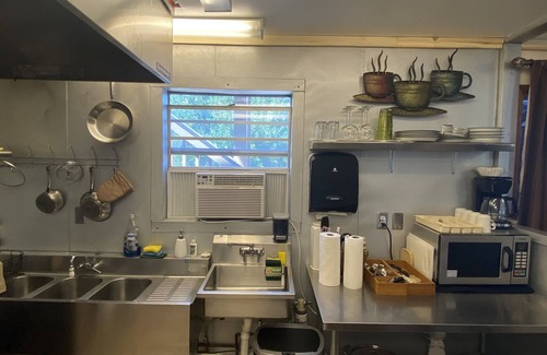 Cedaredge Appartement | Fireplace Apartment with Commercial Kitchen at The Cedaredge Lodge