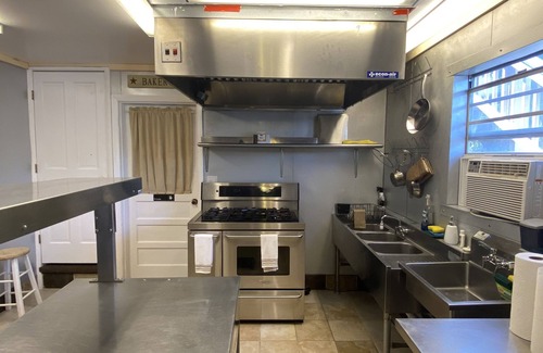 Cedaredge Appartement | Fireplace Apartment with Commercial Kitchen at The Cedaredge Lodge