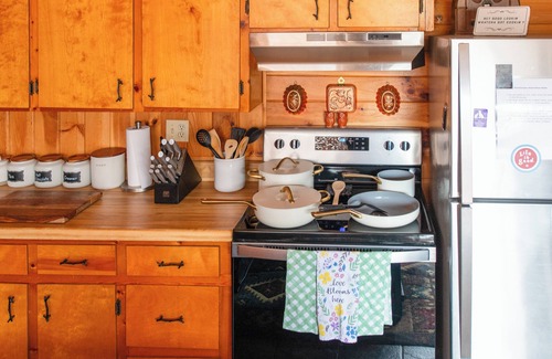 Almond Cottage | Secluded Cabin w/ Deck, Hot Tub & Lake Access!