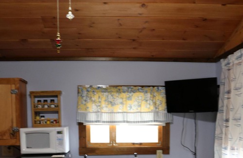 Alton Bay Cabine | Cabine n ° 2 centrale, cabine décontractée NH rustique avec véranda