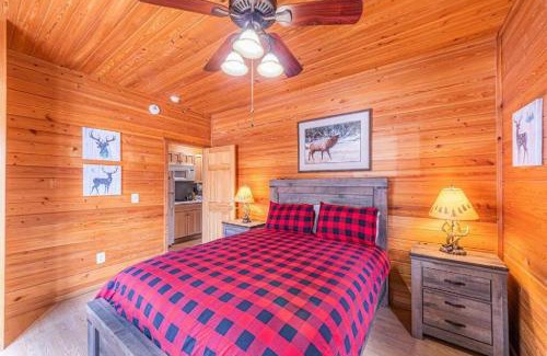 Christopher Creek Chalet De Ski | Cabin#2 Elk Hallow - Pet Friendly - Sleeps 6 - Playground & Game Room
