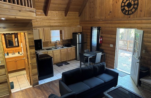 Summerlee Cabine | {CABIN #2 of 4}"THE COMFORT ZONE" PET FRIENDLY 5 STAR CABIN
