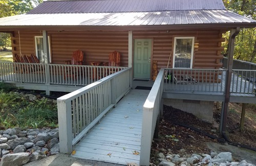 Lookout Mountain Maison | La cabine 3 est une cabane en rondins tranquille sur une route paisible sur Lookout Mountain.