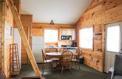 Houghton Lake Station Balnéaire | Cabin 5 - Cozy 3-bedroom lakefront.