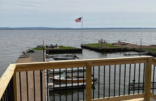 North Bay Cabine | Three Pines Lodging & Marina - Location de bord de mer nocturne