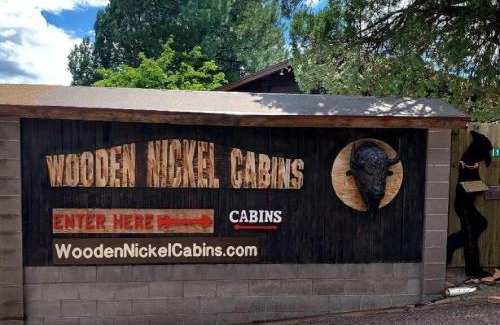 Christopher Creek Chalet De Ski | Cabin #6 Bobcat Bunkhouse - Pet Friendly - King Bed - Sleeps 4