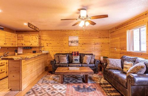 Christopher Creek Chalet De Ski | Cabin #6 Bobcat Bunkhouse - Pet Friendly - King Bed - Sleeps 4