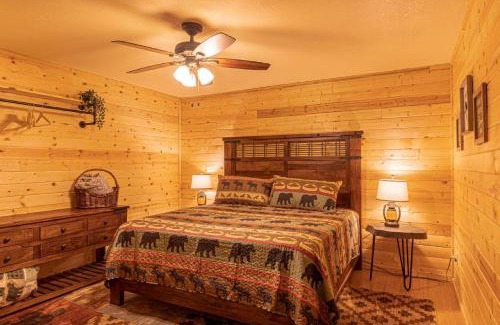 Christopher Creek Chalet De Ski | Cabin #6 Bobcat Bunkhouse - Pet Friendly - King Bed - Sleeps 4