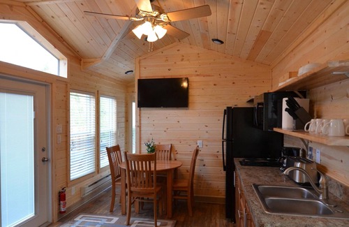 Christopher Creek Cabine | La cabine # 6 est un 2 chambres, 1 et 1/2 salle de bain, 2 téléviseurs à écran plat. Surplombe le ruisseau.