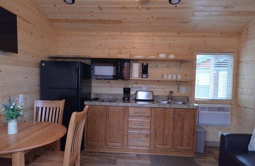 Christopher Creek Cabine | La cabine # 6 est un 2 chambres, 1 et 1/2 salle de bain, 2 téléviseurs à écran plat. Surplombe le ruisseau.