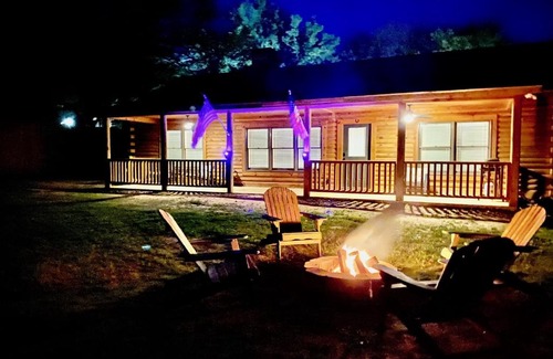 Emory Maison | Cabin at Chitt's Creek