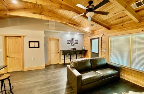 Emory Maison | Cabin at Chitt's Creek
