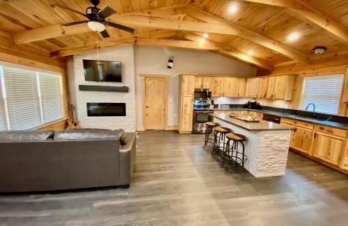 Emory Maison | Cabin at Chitt's Creek