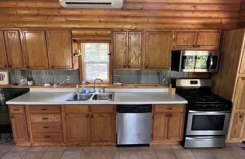 Pittsburg Cabine | Cabin at the Cove. A hidden cabin walking distance to a private cove.