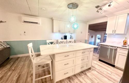 Spring Hill Maison | Cabin by the Sea - Waterfront Direct Gulf Access- Pontoon Boat Rental On Site or Bring Your Boat- Paddlecraft included