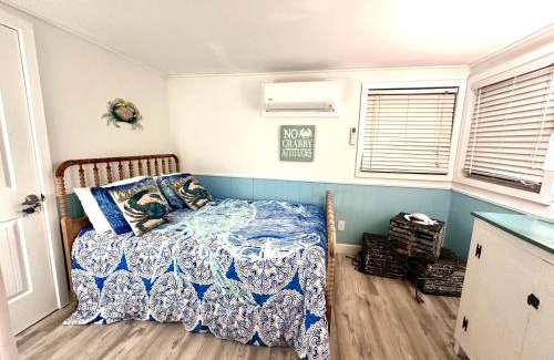 Spring Hill Maison | Cabin by the Sea - Waterfront Direct Gulf Access- Pontoon Boat Rental On Site or Bring Your Boat- Paddlecraft included