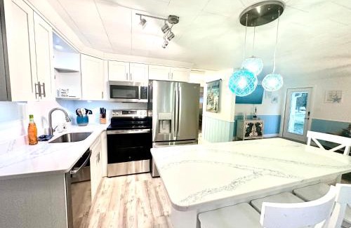 Spring Hill Maison | Cabin by the Sea - Waterfront Direct Gulf Access- Pontoon Boat Rental On Site or Bring Your Boat- Paddlecraft included