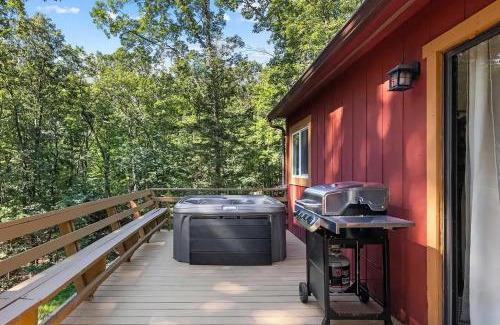 Bergton Chalet De Ski | Cabin, Hot Tub, Firepit, Grill, Wifi, Dog-Friendly