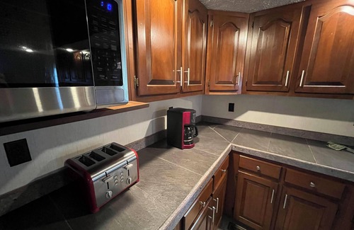 South Butler Cabine | Cabin in Hannibal with Hot tub and Sauna
