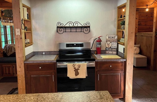 South Butler Cabine | Cabin in Hannibal with Hot tub and Sauna