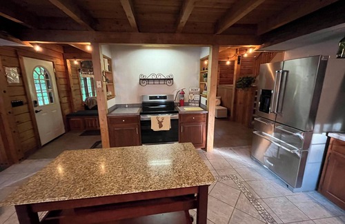 South Butler Cabine | Cabin in Hannibal with Hot tub and Sauna