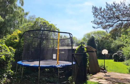 Charing Maison | CABIN in hosts huge garden CHILD FRIENDLY with Hens Kittens firepit Marshmallows