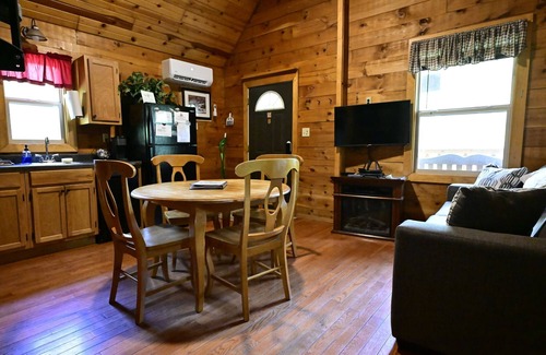 Bruceton Mills Cabine | Cabin in the mountains