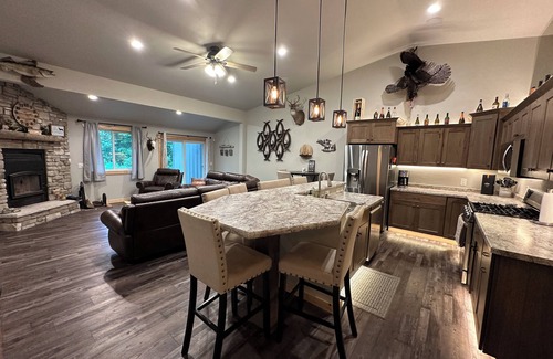 Iola Cabine | Cabin in the Woods-Sleeps 10!
