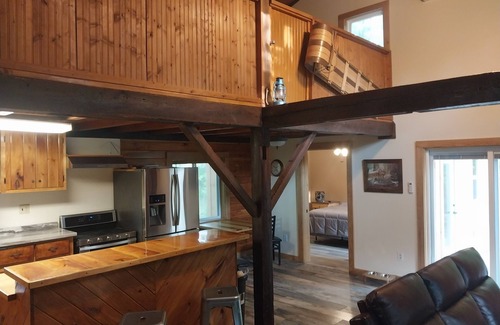 Watkins Glen Cabine | Cabin in the woods. Minutes to Watkins Glen State Park, Racetrack & Wine Trail!