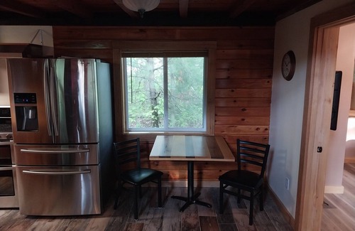Watkins Glen Cabine | Cabin in the woods. Minutes to Watkins Glen State Park, Racetrack & Wine Trail!